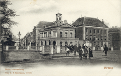 2975 Gezicht op de Wittevrouwenbrug over de Stadsbuitengracht te Utrecht met links de Wittevrouwenstraat en rechts de ...